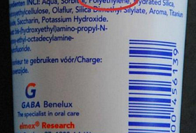 Когда врач вытянул что-то голубое из ее десны, она была в шоке. Многие едят это каждый день!