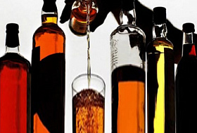 Алкоголь в любых дозах вредит печени